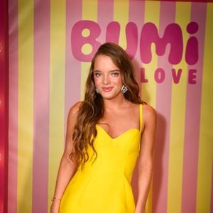 Para o evento de beleza, Rafa Justus escolheu uma produção que combinou elegância e brilho: o vestido amarelo curto ganhou destaque pelas aplicações de cristais, enquanto os sapatos de salto no mesmo tom deixaram o visual ainda mais coordenado