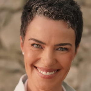 2025: Ana Paula Arósio apareceu completamente diferente em uma campanha para a BWELL