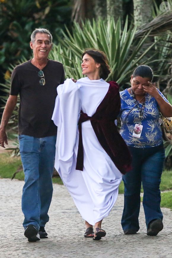 Carolina Dieckmann apareceu descalça, com túnica oversized e cabelos escurecidos durante gravações misteriosas da adaptação cinematográfica de A Viagem