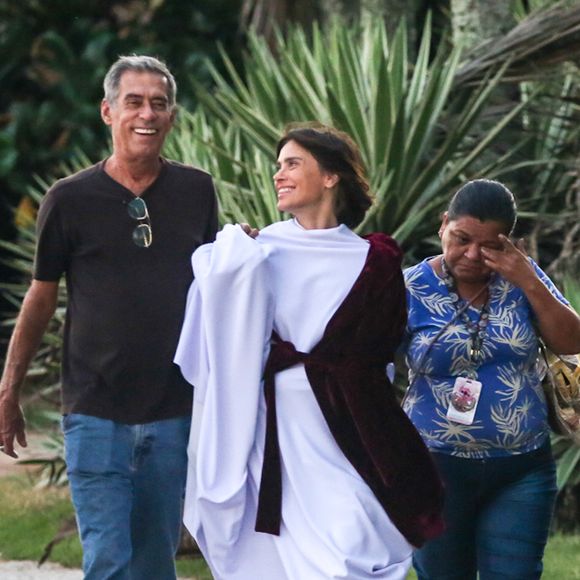 Carolina Dieckmann apareceu descalça, com túnica oversized e cabelos escurecidos durante gravações misteriosas da adaptação cinematográfica de A Viagem