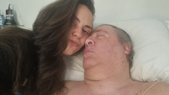 Gerson Brenner tinha filhos? Filha do ator, grávida de 9 meses, encara 18h de ônibus para velório do pai após ser impedida de voar: 'Preciso me despedir'