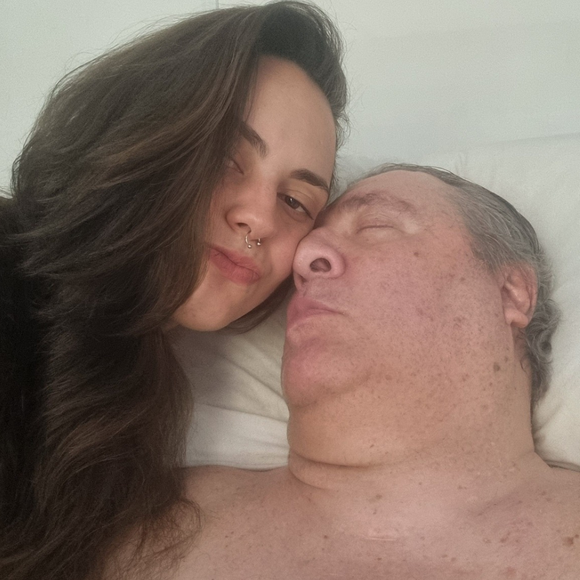 Gerson Brenner tinha filhos? Filha do ator, grávida de 9 meses encara 18h de ônibus para velório do pai após ser impedida de voar: 'Preciso me despedir'