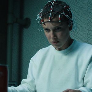 Millie Bobby Brown, em cenas parecidas com as temporadas, anteriores, mas já com a aparência diferente