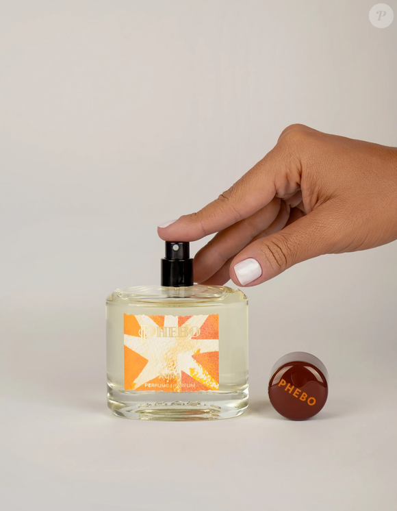 Descrito pela Phebo como uma fragrância que exala alegria, Aura equilibra uma presença sutil e marcante, sendo uma opção para quem busca frescor sem abrir mão da sofisticação