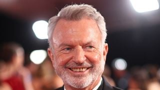 A tecnológica e inovadora terapia genética CAR-T: como a ciência fez Sam Neill, de 'Jurassic Park', ter vida totalmente livre do câncer até a morte aos 78 anos