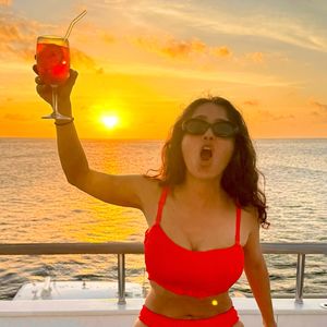 Os resultados da yoga restaurativa têm sido positivos no corpo de Salma Hayek, que dia após dia rouba a cena por suas curvas na web