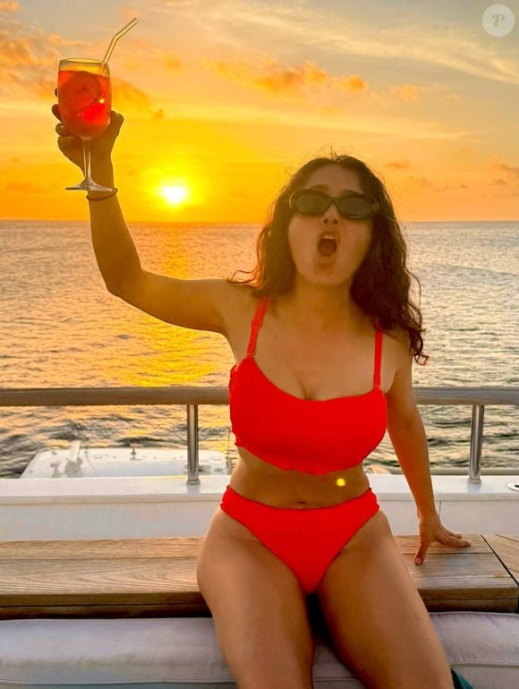 Os resultados da yoga restaurativa têm sido positivos no corpo de Salma Hayek, que dia após dia rouba a cena por suas curvas na web
