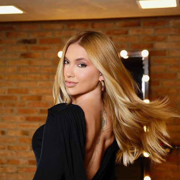 Novo visual de Virgínia Fonseca traz reflexos sutis em tons de mel e champanhe