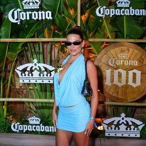 Show da Lady Gaga no Rio: Mariana Goldfarb combinou ousadia e estilo com um look azul curtinho