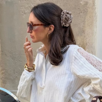 Cinco camisas básicas ideais para usar com jeans e te tornar a mais chique e estilosa