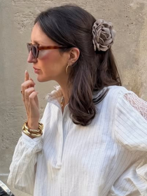 Cinco camisas básicas ideais para usar com jeans e te tornar a mais chique e estilosa