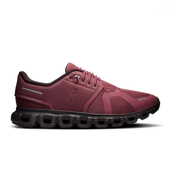 Para quem procura um tênis versátil para diferentes ocasiões, os On Running Cloud 6 na cor bordô são uma opção que merece atenção. O modelo pode acompanhar desde combinações com jeans até looks com vestidos e moletons. No Brasil, o calçado custa R$ 999,00