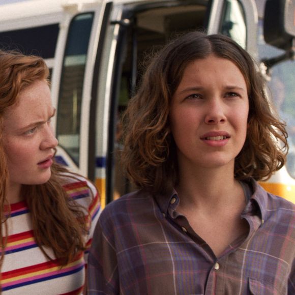 Millie Bobby Brown já apresentava um visual mais crescido, embora ainda adolescente