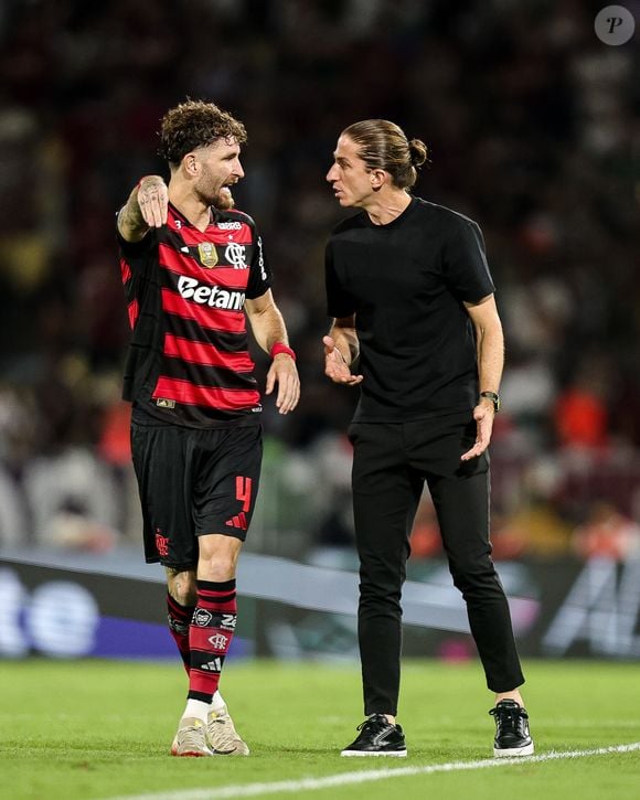 Filipe Luís segue a mesma linha de minimalismo visual de Steve Jobs, fundador da Apple