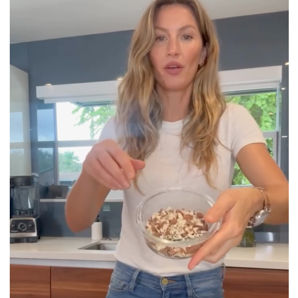 Gisele Bündchen tem uma receita com chocolate amargo, tâmaras e nozes que cabe na dieta