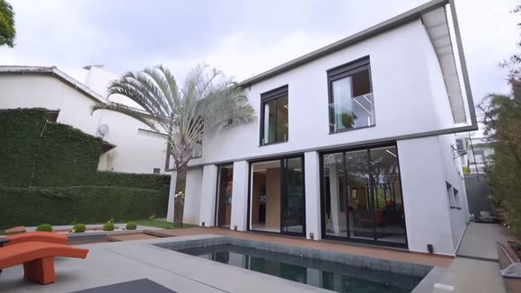 Casa milionária que foi Yudi Tamashiro tem confortável área externa e piscina