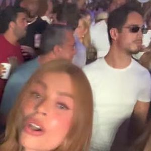 Danilo Mesquita assistiu ao show de Anitta acompanhado pelo pai da cantora