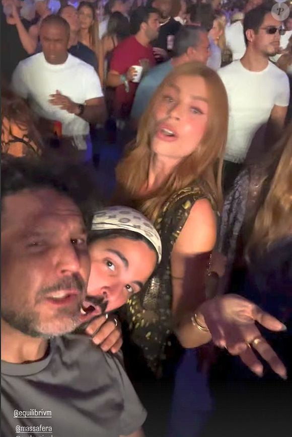 Danilo Mesquita assistiu ao show de Anitta acompanhado pelo pai da cantora
