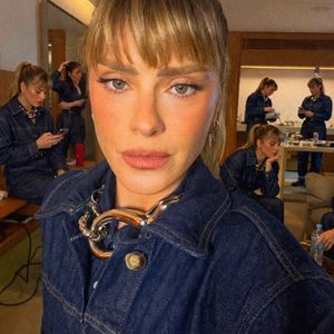 Carolina Dieckmmann não dispensa os cuidados com a pele para manter sua beleza natural mesmo com a maturidade