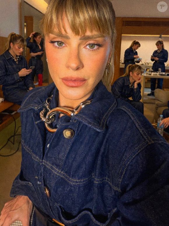 Carolina Dieckmmann não dispensa os cuidados com a pele para manter sua beleza natural mesmo com a maturidade