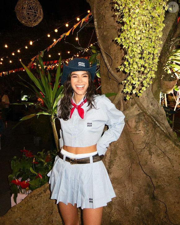 Bruna Marquezine elegeu look country para festa junina: com lenço e chapéu, atriz deu show de estilo