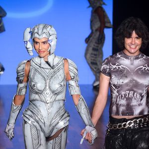 Deborah e Dario Mittmann encerram o desfile lado a lado, sob aplausos do público no Shopping JK Iguatemi.
