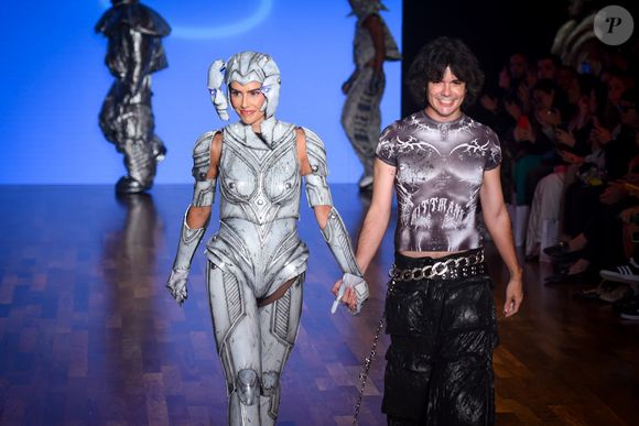 Deborah e Dario Mittmann encerram o desfile lado a lado, sob aplausos do público no Shopping JK Iguatemi.