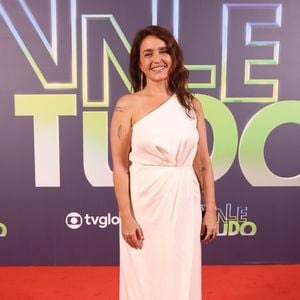 Manuela Dias, autora do remake de Vale Tudo, teve uma nova sinopse de novela recusada pela TV Globo, segundo informações da colunista Carla Bittencourt, do portal LeoDias. A notícia surge após a repercussão das polêmicas envolvendo Taís Araújo e os rumos de Raquel na trama