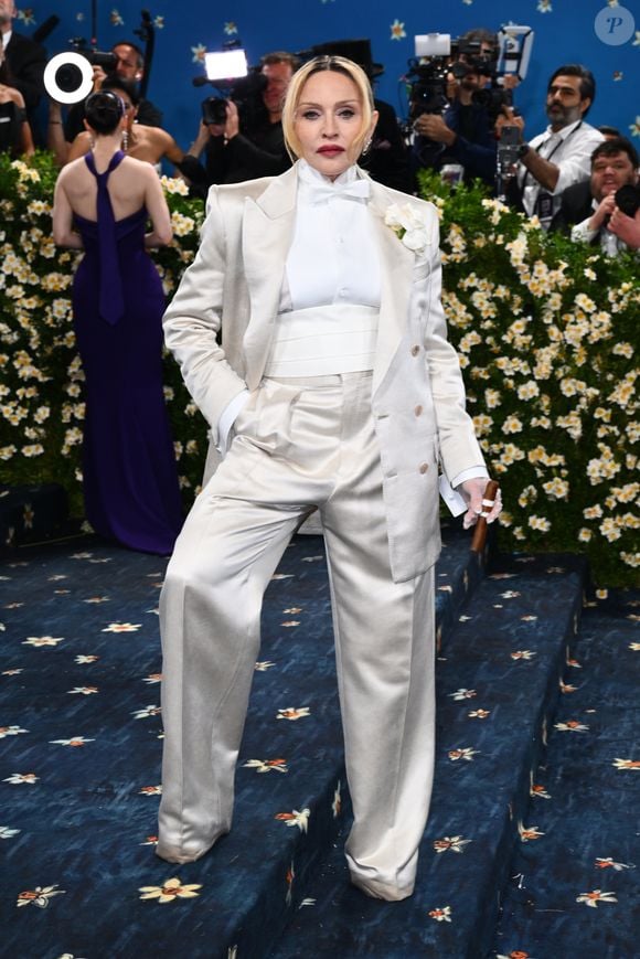 Madonna retorna ao Met Gala 2025 após 7 anos de ausência, arrasando com look Tom Ford e atitude provocadora
