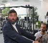 O Papa Leão XIV pega 25 kg em exercícios de costas