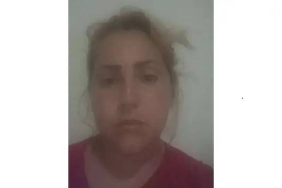 Ana Paula Veloso, a serial killer brasileira, teria sido contratada para matar o pai de Michele Paiva da Silva. Ela também foi presa