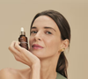 O principal lançamento da Botik, marca de skincare do Grupo Boticário, inaugura no Brasil a categoria conhecida como skincare 'antiderretimento'. O sérum foi desenvolvido para tratar a perda de sustentação da pele relacionada ao emagrecimento acelerado, fenômeno popularmente chamado de 'Ozempic Face'