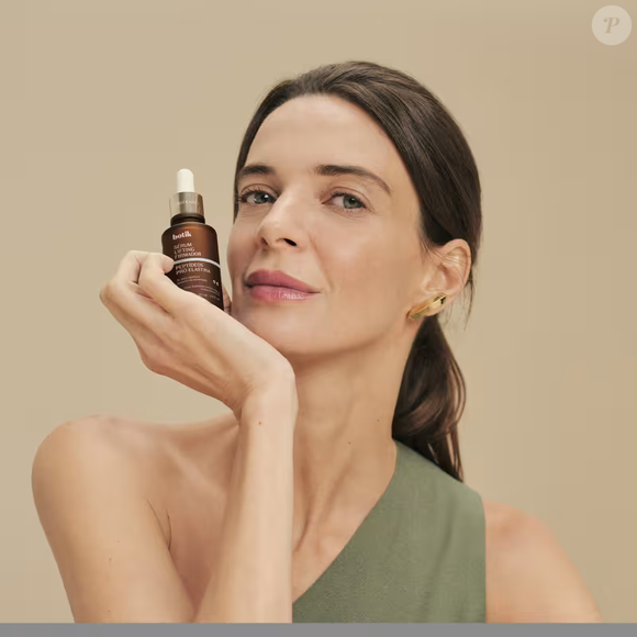 O principal lançamento da Botik, marca de skincare do Grupo Boticário, inaugura no Brasil a categoria conhecida como skincare 'antiderretimento'. O sérum foi desenvolvido para tratar a perda de sustentação da pele relacionada ao emagrecimento acelerado, fenômeno popularmente chamado de 'Ozempic Face'