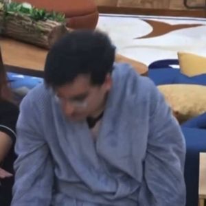 Flagra em 'A Fazenda 17': Dudu Camargo se descuida de roupão e exibe parte íntima em momento que agitou as redes sociais nesta segunda-feira (13)