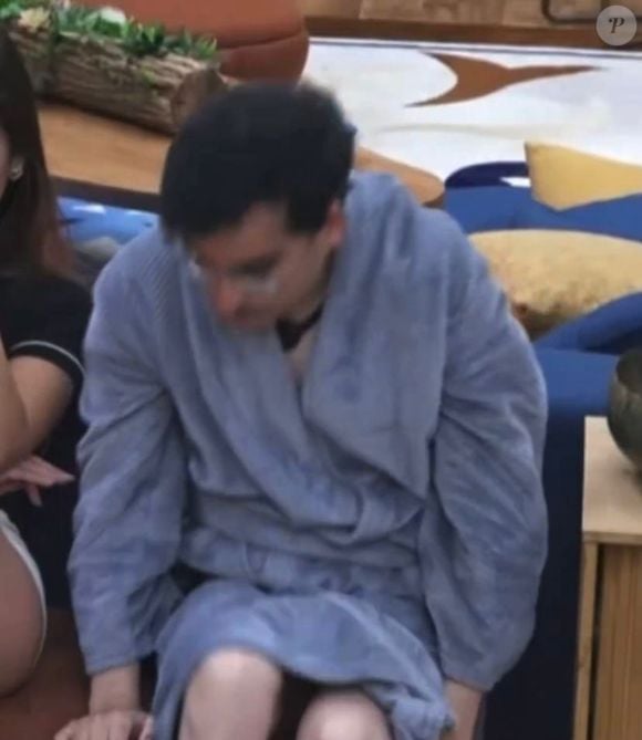 Flagra em 'A Fazenda 17': Dudu Camargo se descuida de roupão e exibe parte íntima em momento que agitou as redes sociais nesta segunda-feira (13)