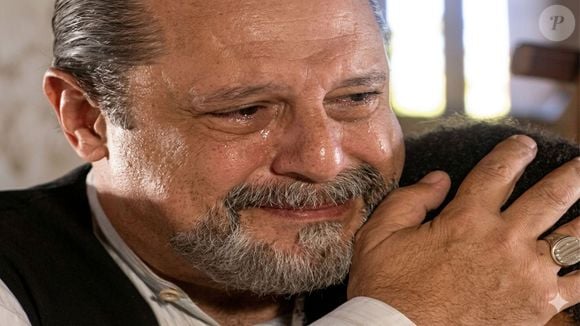 Gumercindo (Antonio Fagundes) fica feliz de colocar José Alceu na escola