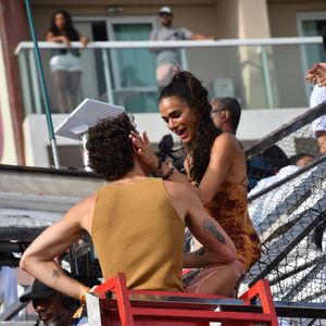 Bruna Marquezine e Shawn Mendes trocaram carinhos no trio de Ivete Sangalo