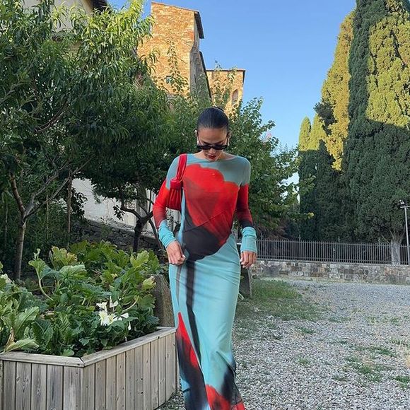 Essa é outra proposta de Bruna Marquezine com a cor vermelha: se você gosta de estampas, também pode apostar num vestido com essa inspiração