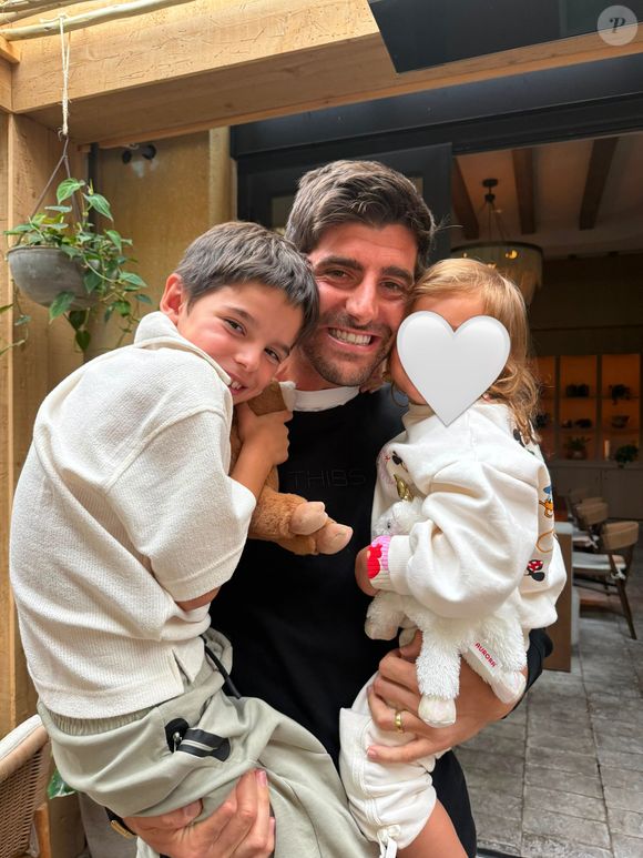 Goleiro da Bélgica na Copa 2026, Courtois se relacionou com a ex-tenista Caroline Lijnen, que namorava o meio-campista De Bruyne - na foto, jogador com dois dos quatro filhos