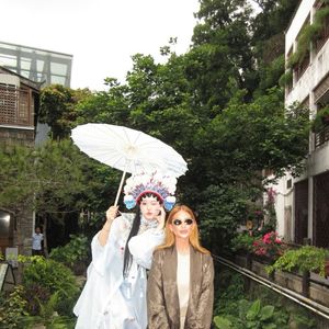 Marina Ruy Barbosa usa pelúcia Labubu em viagem à China