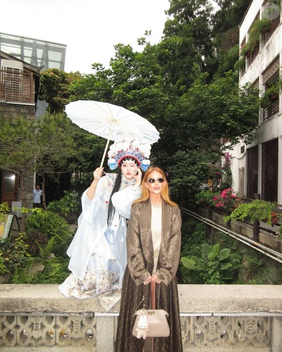 Marina Ruy Barbosa usa pelúcia Labubu em viagem à China