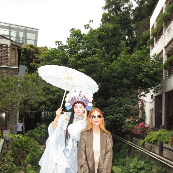 Marina Ruy Barbosa usa pelúcia Labubu em viagem à China