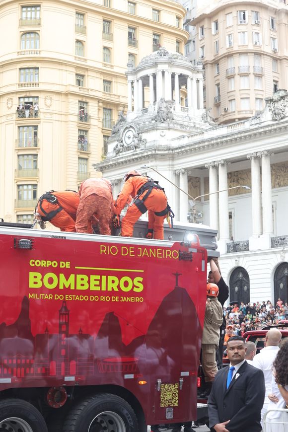 Corpo de Preta Gil seguiu em cortejo dos Bombeiros para cemitério