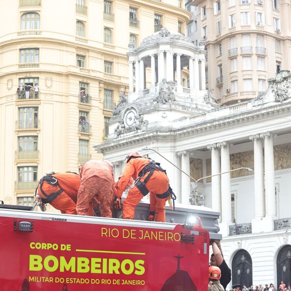 Corpo de Preta Gil seguiu em cortejo dos Bombeiros para cemitério