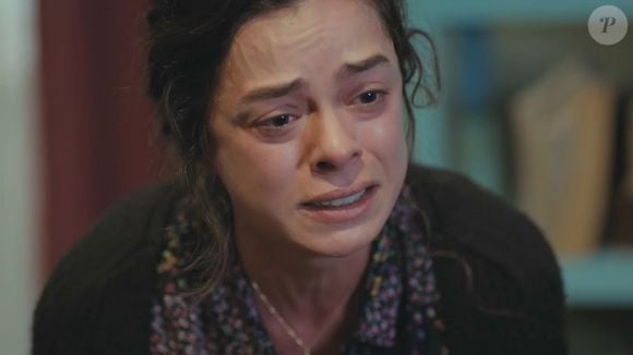 Bahar chora no cemitério diante da cova de Yeliz e fica com sentimento de culpa no capítulo da novela 'Força de Mulher' em 21 de fevereiro de 2025, sexta-feira