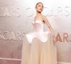 Ariana Grande no Oscar 2025: vestido longo com corset e saia extravagante repleta de cristais