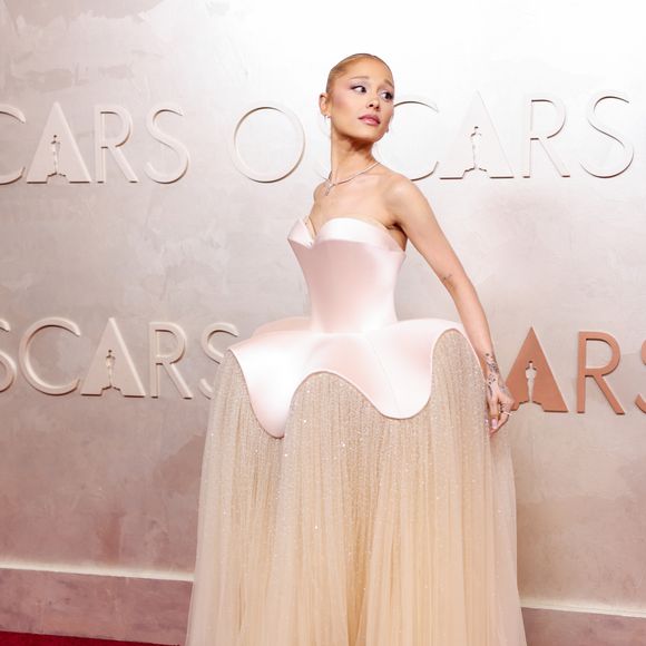 Ariana Grande no Oscar 2025: vestido longo com corset e saia extravagante repleta de cristais