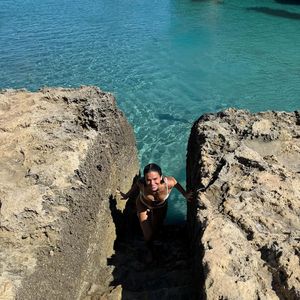 Bruna Marquezine é clicada de biquíni após mergulho no mar do sul da Itália