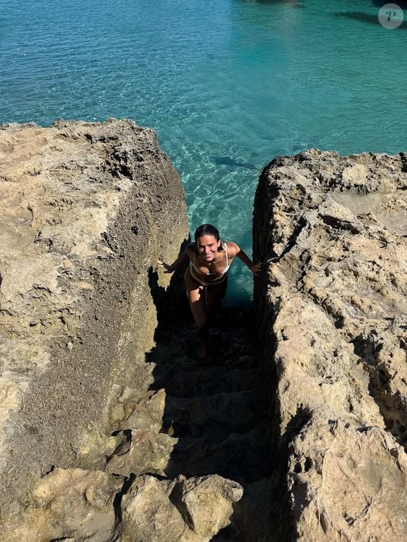 Bruna Marquezine é clicada de biquíni após mergulho no mar do sul da Itália