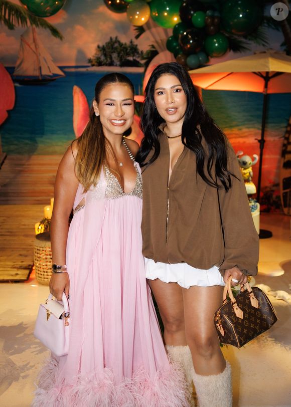Simone e Simaria posam juntas durante a festa de aniversário de Zaya, filha caçula de Simone com Kaká Diniz, realizada em São Paulo
